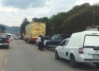De nueva cuenta carretera fue bloqueada en Amatenango del Valle, 50 pesos quien quisiera pasar