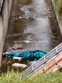 Encuentran hombre sin vida en afluente de San Cristóbal