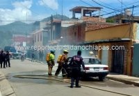Daños materiales deja incendio de automóvil en San Cristóbal 