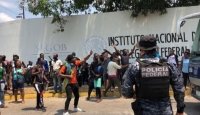 Cientos de africanos protestan en el INM, causan destrozos