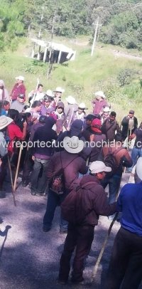 Retienen a cinco funcionarios en Huixtán 
