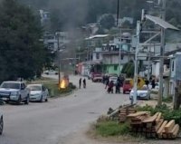 Se enfrentan transportistas piratas y pobladores de la zona Norte de SCLC, queman una motocicleta