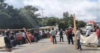 Comerciantes ambulantes de Teopisca bloquean carretera, cobran 50 pesos por vehículo