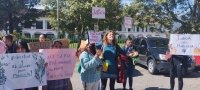 Mujeres activistas se manifiestan frente a palacio de justicia de los altos