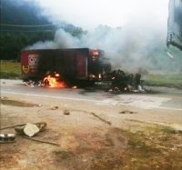 Maestros del NEI bloquean carretera SCLC-Tuxtla y queman un camión del OXXO