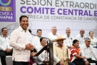Eduardo Ramírez recibe constancia del partido Podemos Mover a Chiapas