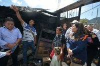 Visita Presidenta Jerónima Toledo a familia afectada por incendio en la colonia 5 de marzo