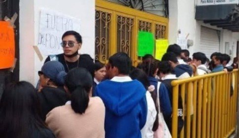 Egresados de Medicina de la Universidad para el Bienestar Benito Juárez toman instalaciones por retrasos en titulación