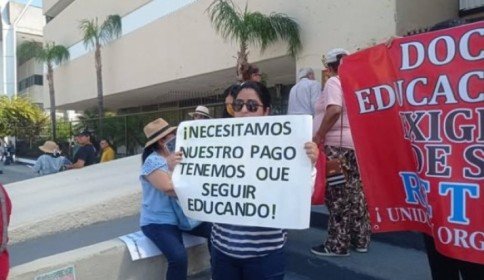 Maestras de Educación Especial exigen pago de cinco meses de salario