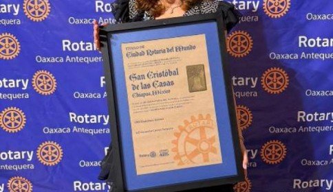 Recibe Fabiola Ricci la declaratoria que reconoce a San Cristóbal de Las Casas como Ciudad Rotaria del Mundo