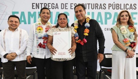 En Suchiate, Eduardo Ramírez entrega escrituras públicas y brinda certeza jurídica a familias chiapanecas