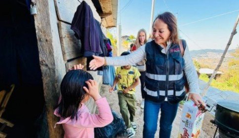 Presidenta Honoraria del DIF Municipal de SCLC supervisa construcción de vivienda y constata bienestar de niñas y niños