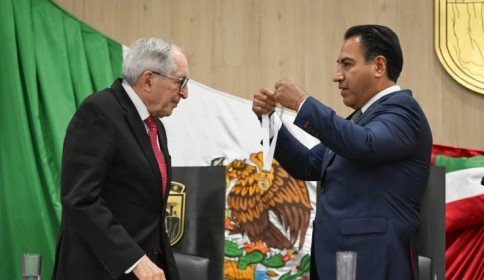 Gobernador Eduardo Ramírez impone medalla “Dr. Manuel Velasco Suárez” al Dr. David Kershenobich