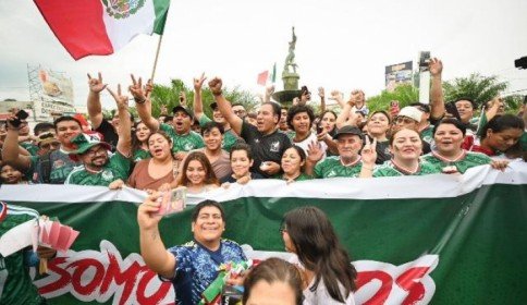 Festeja Eduardo Ramírez con afición chiapaneca el triunfo de México en el Mundial
