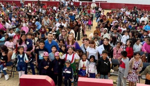 Festeja Fabiola Ricci a miles de niñas y niños en su día en San Cristóbal