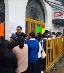 Egresados de Medicina de la Universidad para el Bienestar Benito Ju&aacute;rez toman instalaciones por retrasos en titulaci&oacute;n