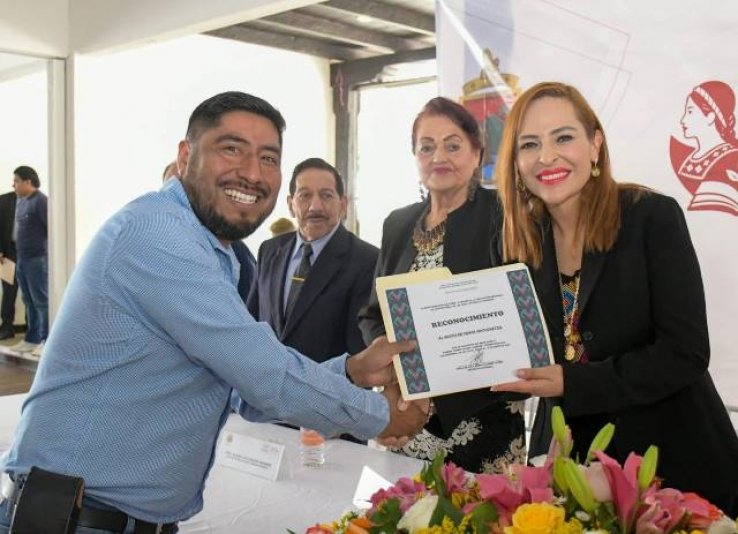 Reconocen a docentes de San Crist&oacute;bal por 30 a&ntilde;os de servicio en emotivo homenaje magisterial