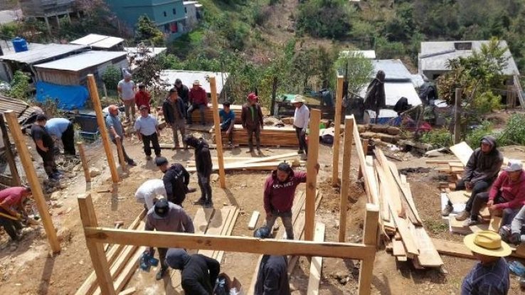 Ind&iacute;genas reconstruyen vivienda a abuelita que perdi&oacute; su casa en incendio, en Chamula  Freddy Morales. San Juan Chamula, 03 de marzo del 2026.- Ind&iacute;genas e integrantes de la Fundaci&oacute;n Jk&rsquo;anojot iniciaron la construcci&oacute;n de una vivienda de madera para