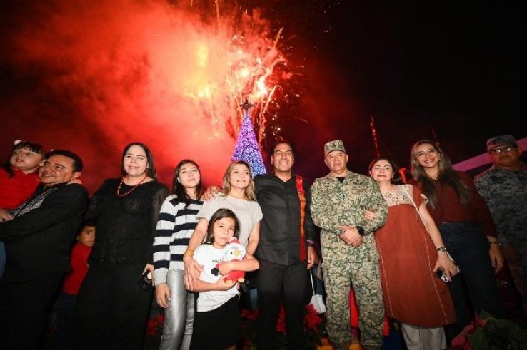 Eduardo Ram&iacute;rez asiste al tradicional encendido del &Aacute;rbol de Navidad