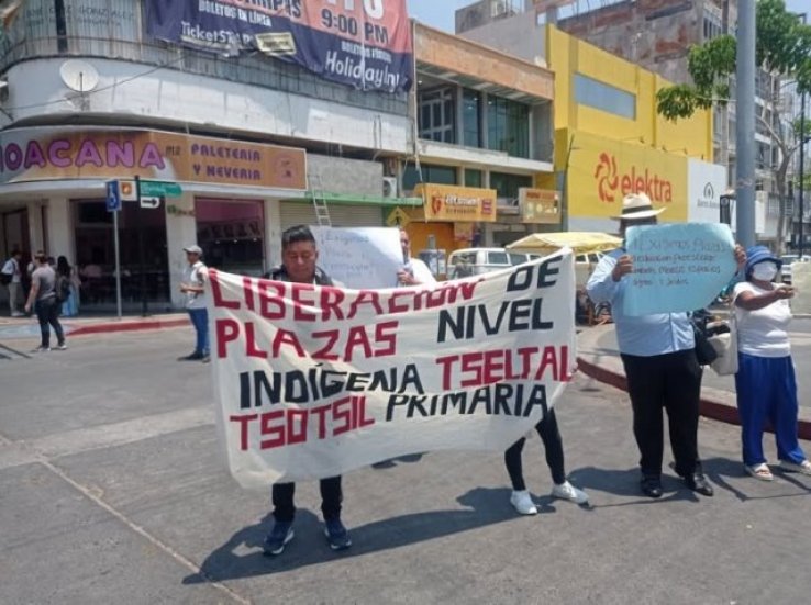 Maestros bloquean Tuxtla ante el rechazo a m&aacute;s de 150 plazas y la contrataci&oacute;n masiva de interinos
