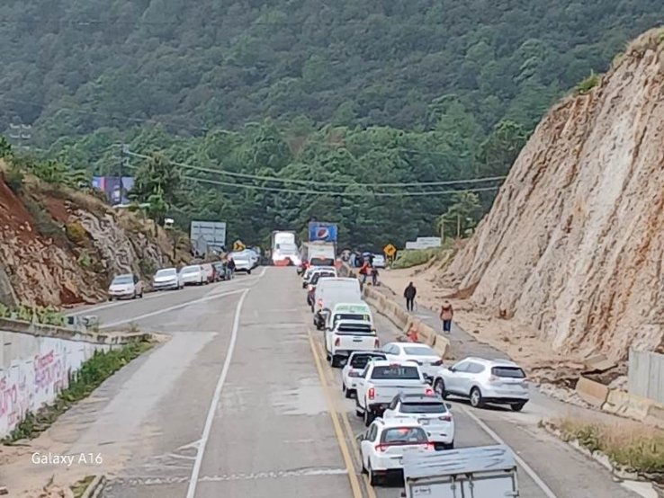 Maestros del CCL otra vez realizan bloqueo-boteo en el kil&oacute;metro 46 de SCLC