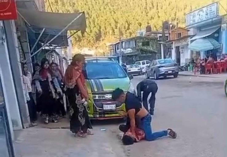 Entre bebidas, golpes y empujones celebran la feria en honor a San Sebasti&aacute;n M&aacute;rtir, en Zinacant&aacute;n