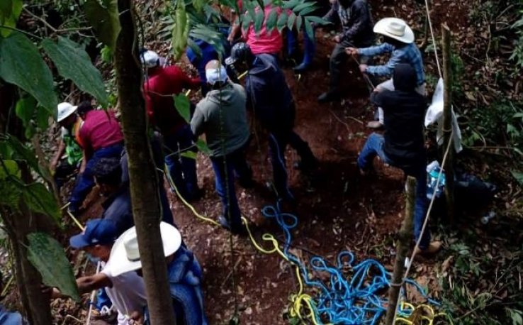 En Altamirano, Tras varios d&iacute;as de b&uacute;squeda rescatan el cuerpo de joven chofer que cay&oacute; en un Cenote