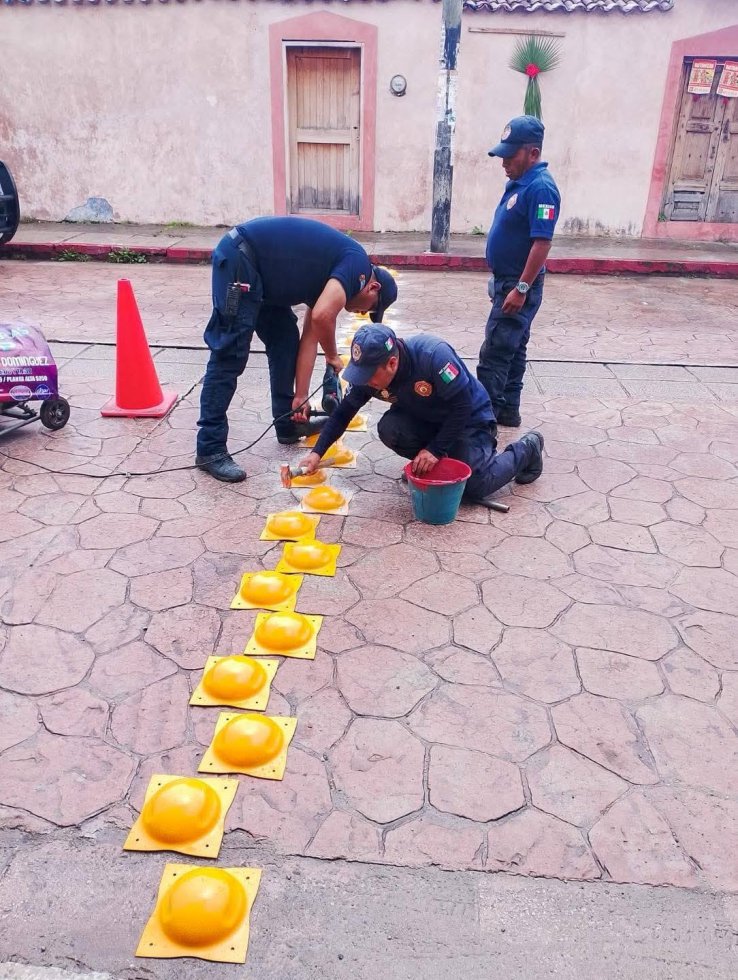 Instalan reductores de velocidad para reforzar la seguridad vial en San Crist&oacute;bal