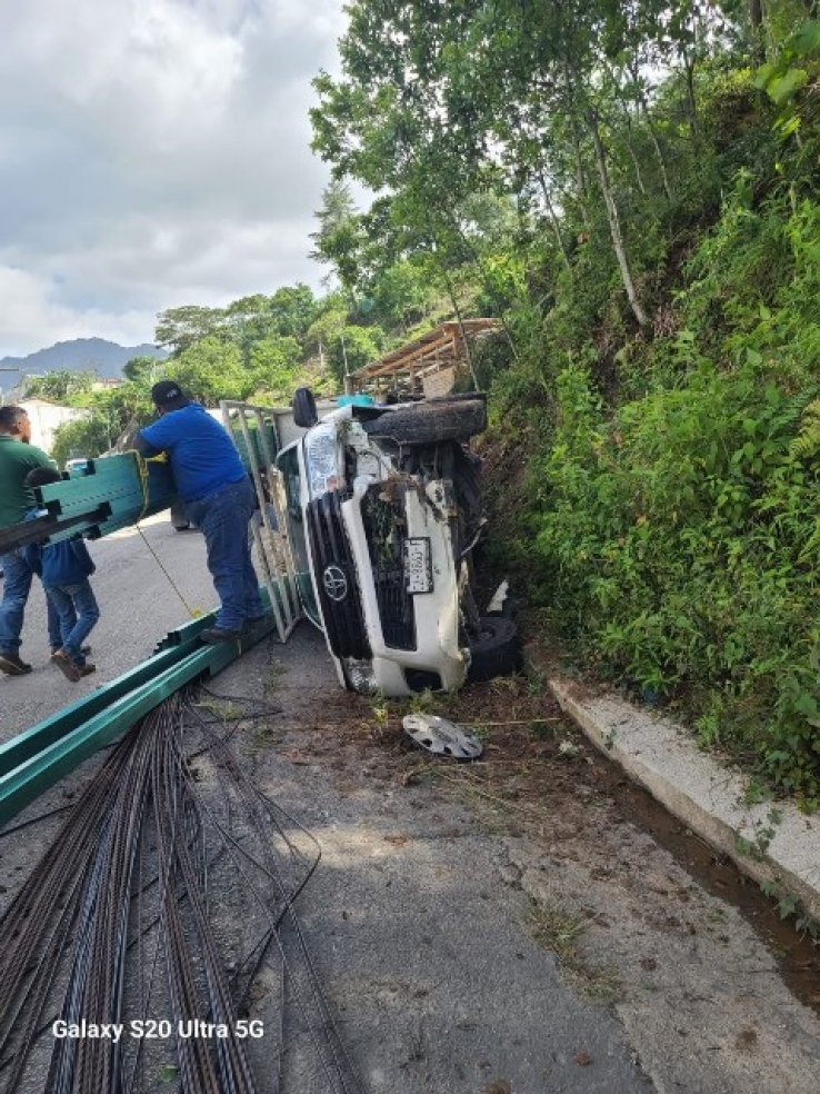 Camioneta cargada con varillas se accidenta en Mitontic