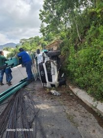 Camioneta cargada con varillas se accidenta en Mitontic