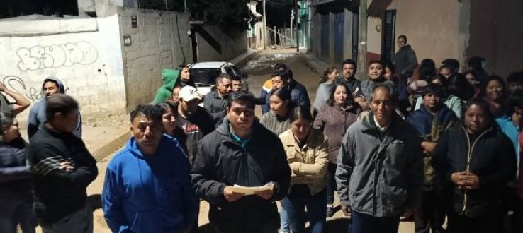 Habitantes de la calle del Barrio Las Delicias de SCLC en conflicto por el agua