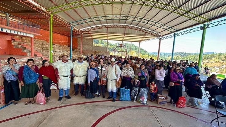 Presidenta Honoraria del DIF entrega apoyos en la comunidad San Antonio Las Rosas