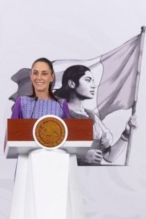 Presidenta Claudia Sheinbaum anuncia el inicio de la entrega de las tarjetas de la beca de apoyo para uniformes y &uacute;tiles &ldquo;Rita Cetina&rdquo;