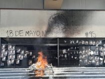 Normalistas queman por segunda vez r&eacute;plica de patrulla de la FRIP por aniversario luctuoso de su compa&ntilde;ero