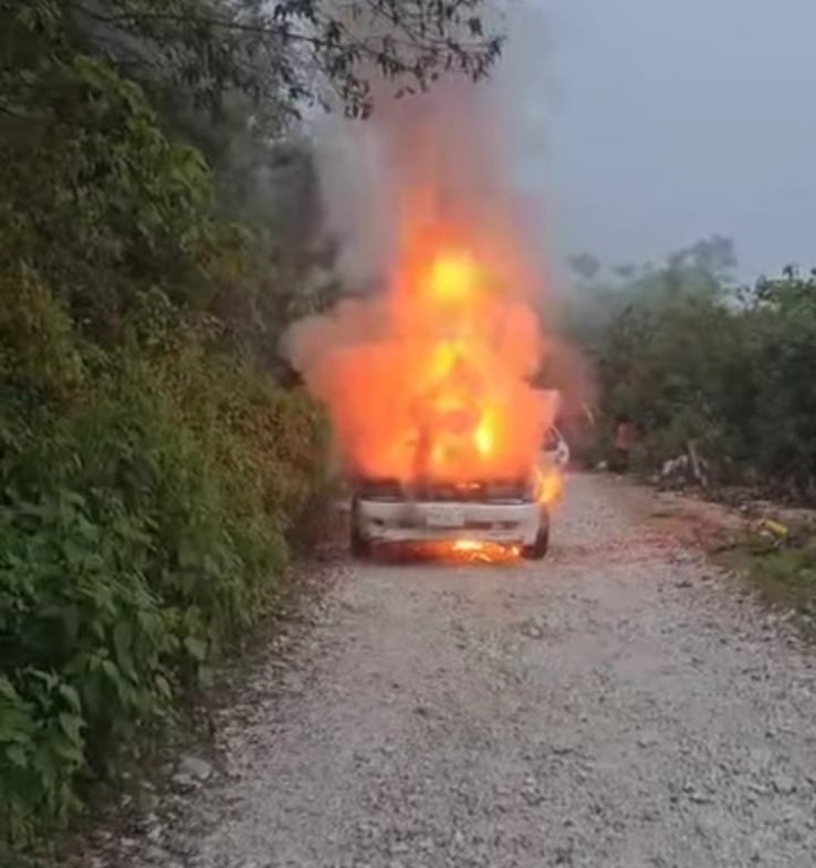 Se incendia veh&iacute;culo en Chamula, sin lesionados
