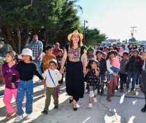 Fabiola Ricci celebra el D&iacute;a de la Ni&ntilde;ez con alegr&iacute;a y cercan&iacute;a en comunidades y mercados de San Crist&oacute;bal