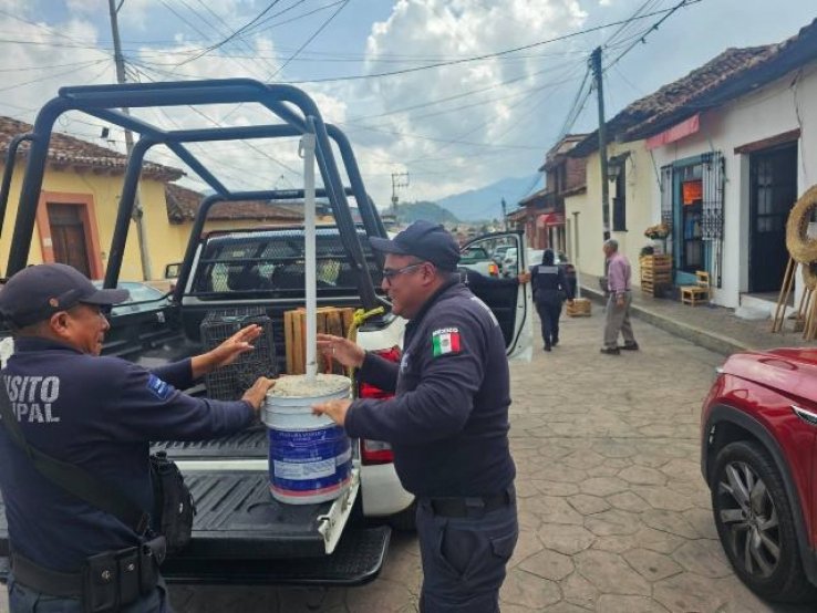 Agentes de Tr&aacute;nsito Municipal retira obstrucciones en calles de San Crist&oacute;bal