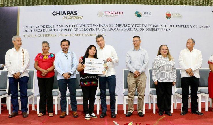 Rutilio Escand&oacute;n entrega equipamiento productivo para el empleo y clausura cursos de capacitaci&oacute;n en autoempleo