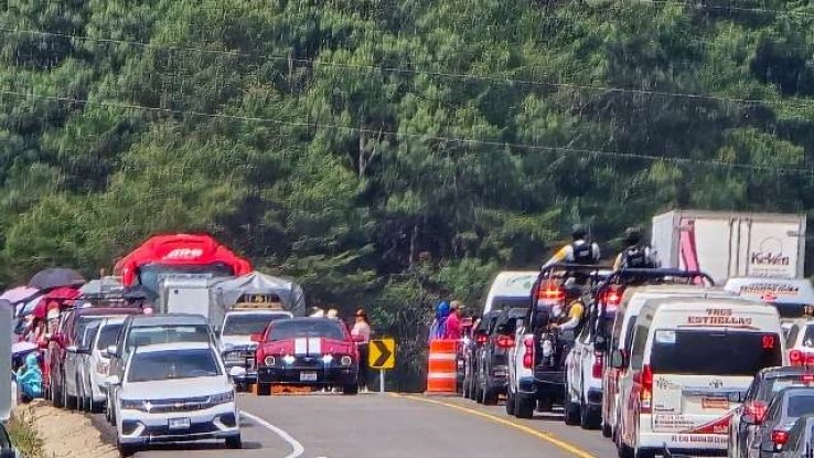 Maestros del CCL realizan boteo en el kil&oacute;metro 46 del tramo San Crist&oacute;bal-Tuxtla