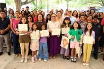 Luci&eacute;rnagas iluminan la Secretar&iacute;a de Educaci&oacute;n